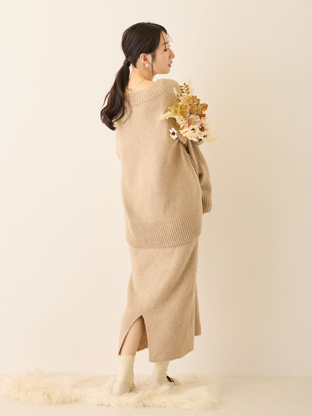 Vネックゆるニットトップス Beige