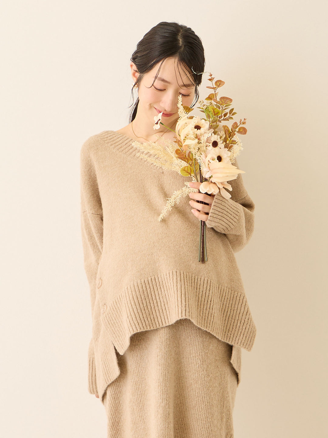 Vネックゆるニットトップス Beige