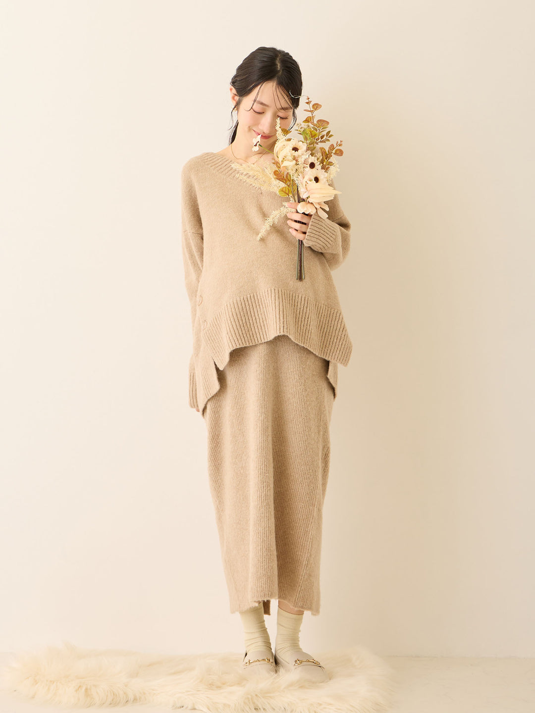 Vネックゆるニットトップス Beige