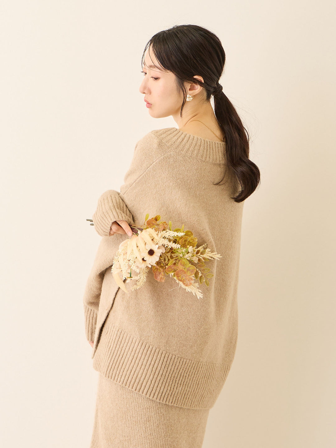 Vネックゆるニットトップス Beige