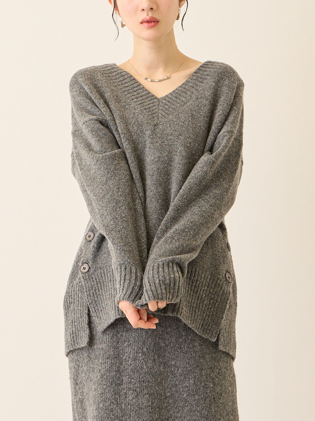 Vネックゆるニットトップス Gray