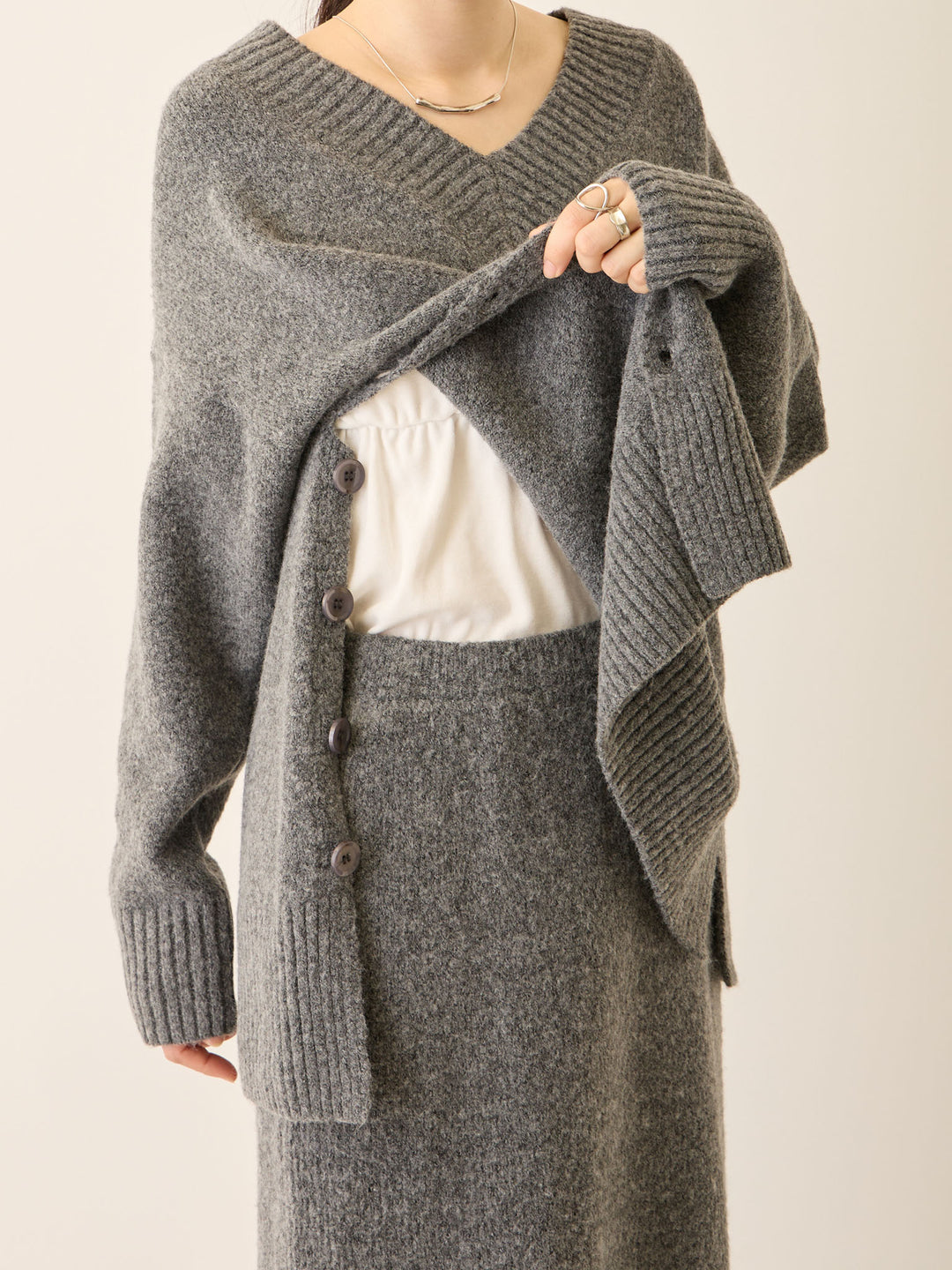 Vネックゆるニットトップス Beige