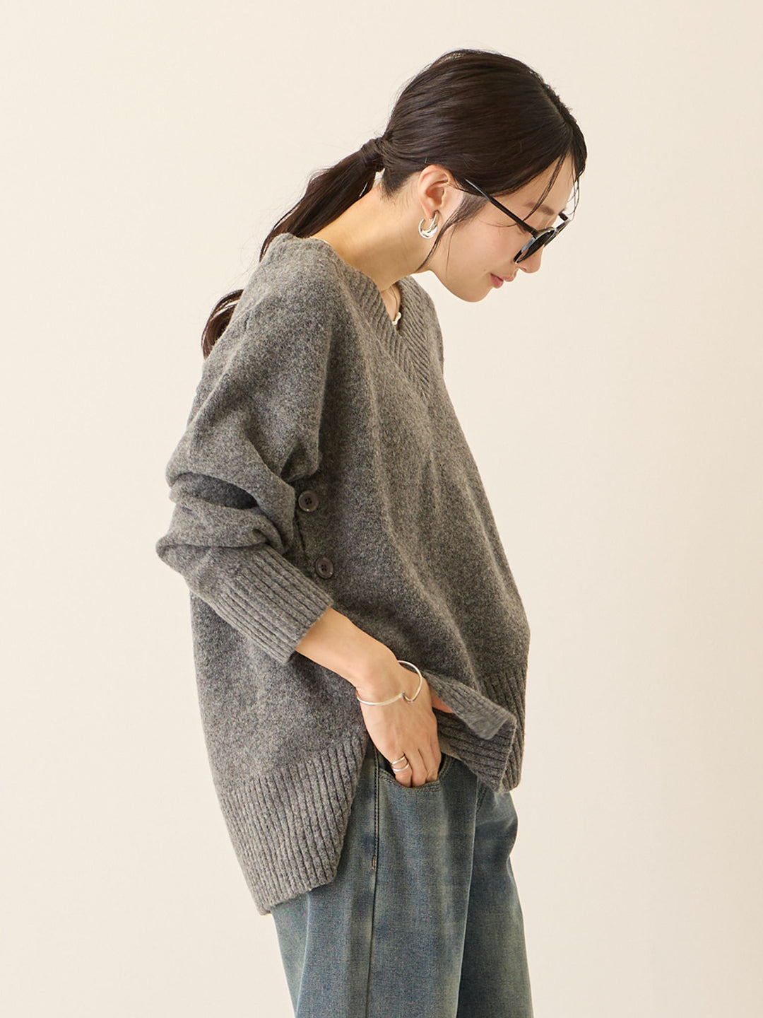 Vネックゆるニットトップス Gray