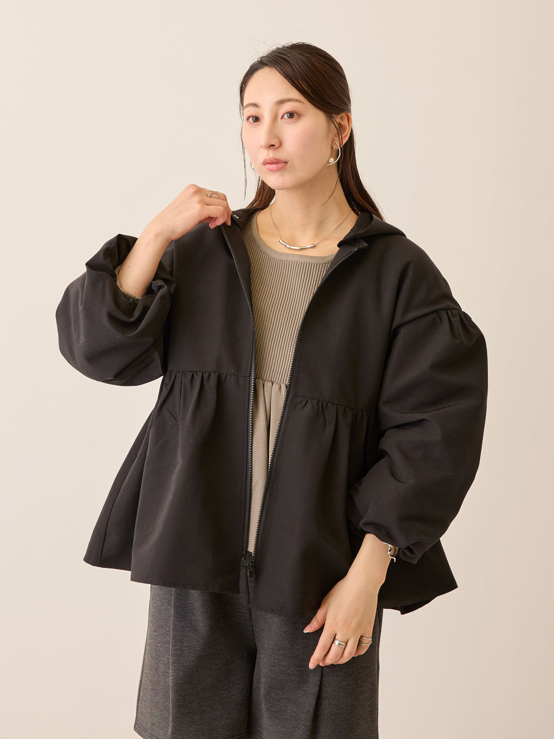 フード付きペプラムライトアウター Black