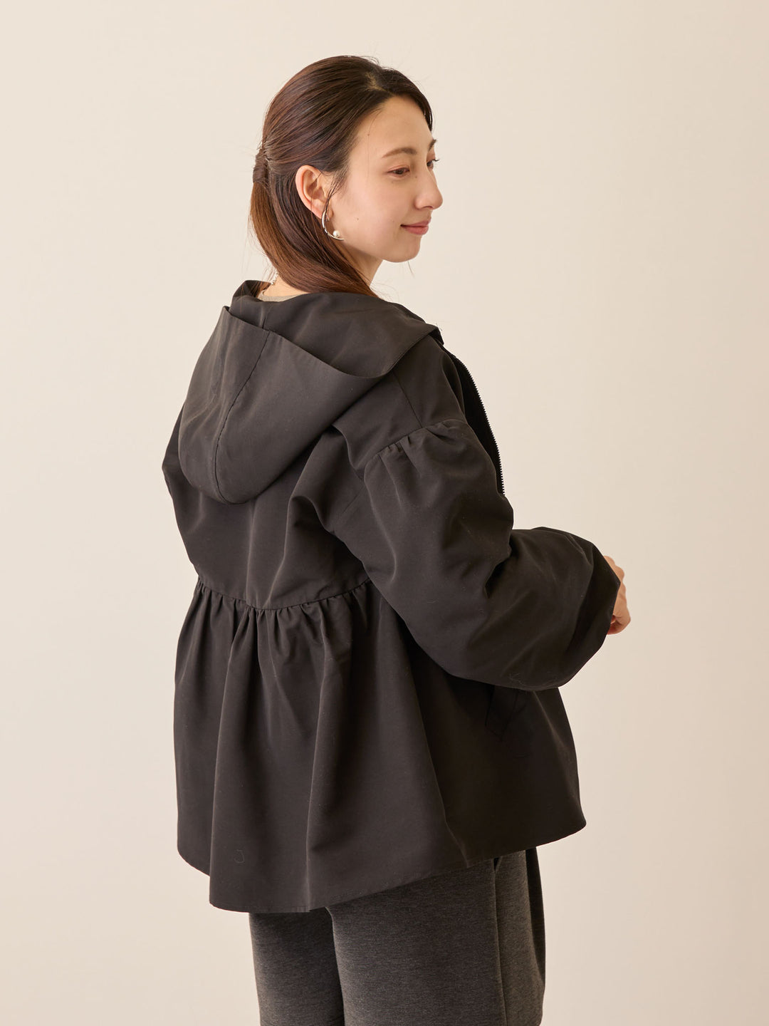 フード付きペプラムライトアウター Black