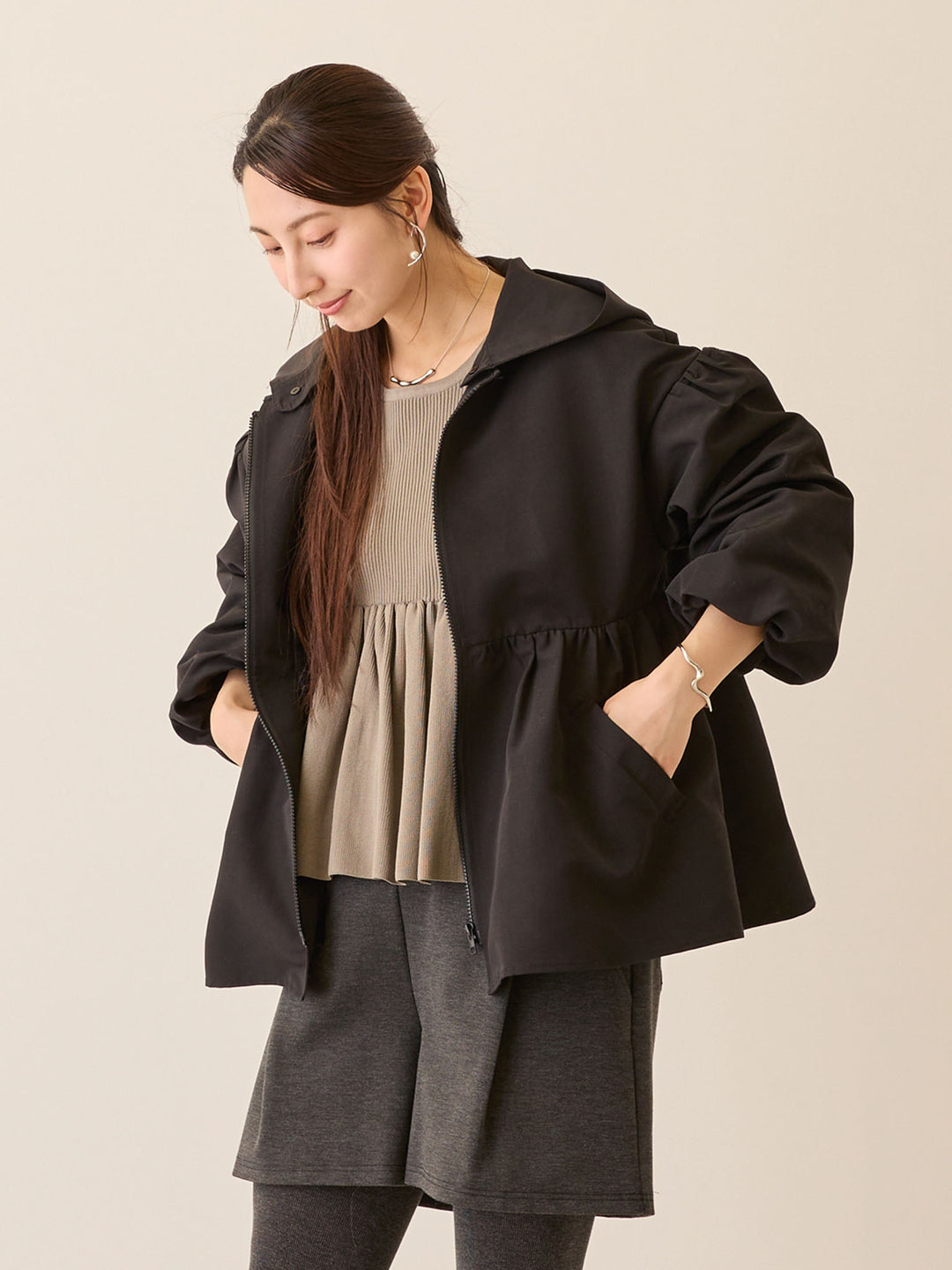 フード付きペプラムライトアウター Black