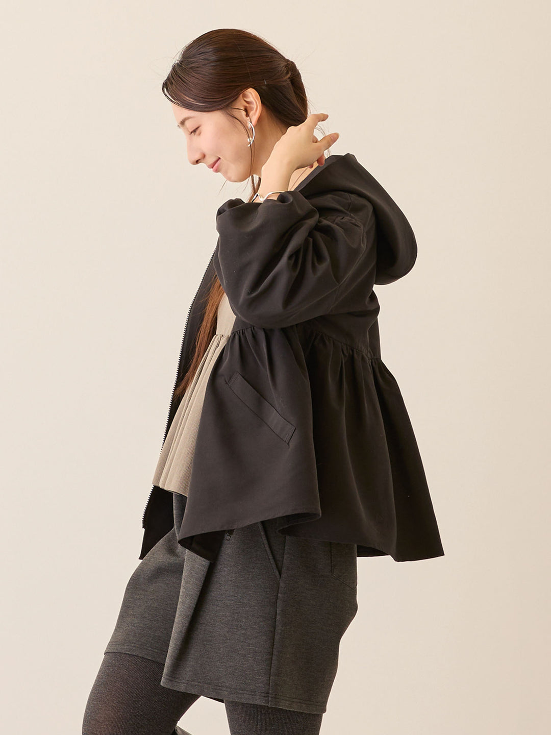 フード付きペプラムライトアウター Black