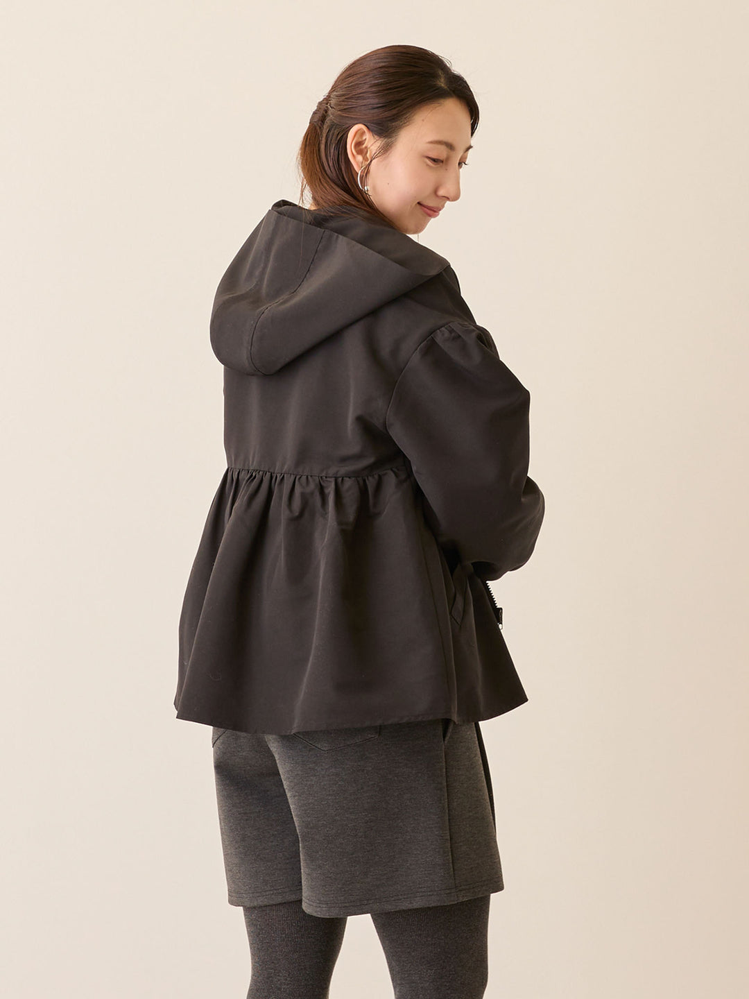 フード付きペプラムライトアウター Black