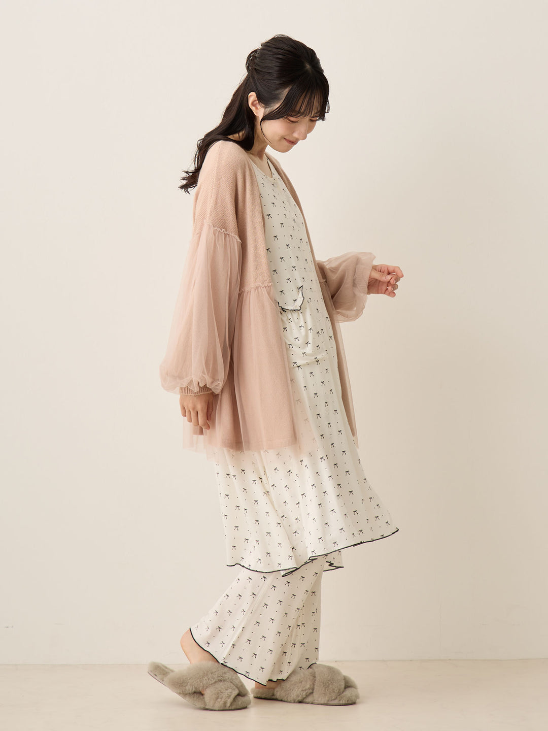 灰粉色薄纱开衫