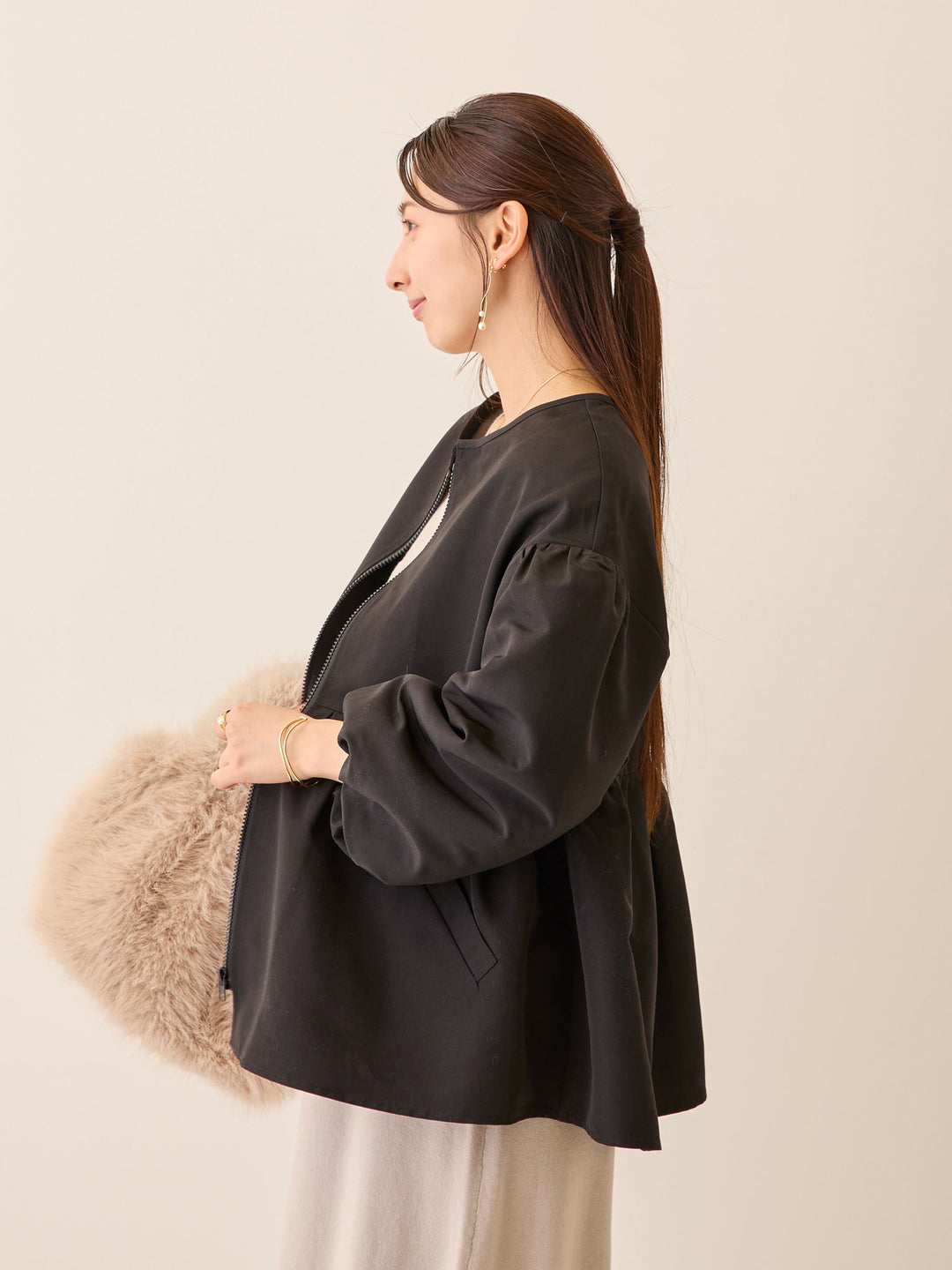 フード付きペプラムライトアウター Black