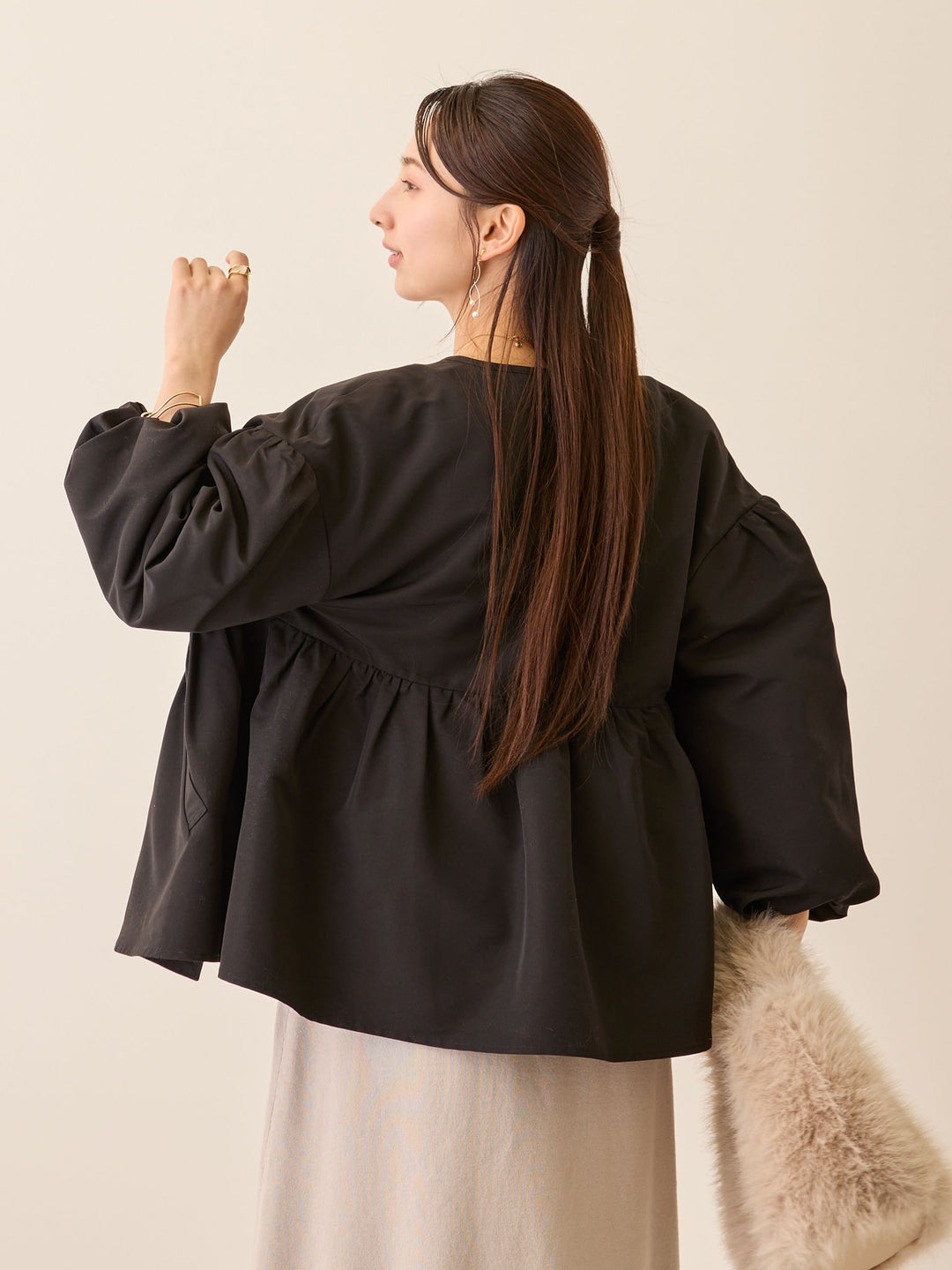 フード付きペプラムライトアウター Black