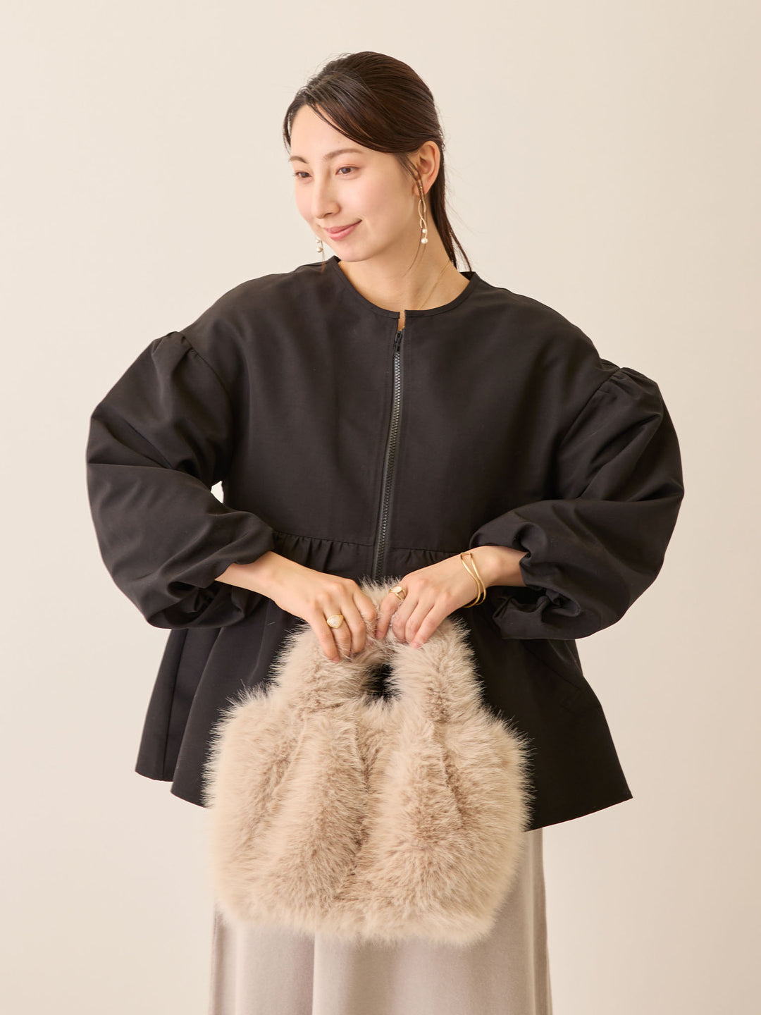 フード付きペプラムライトアウター Black