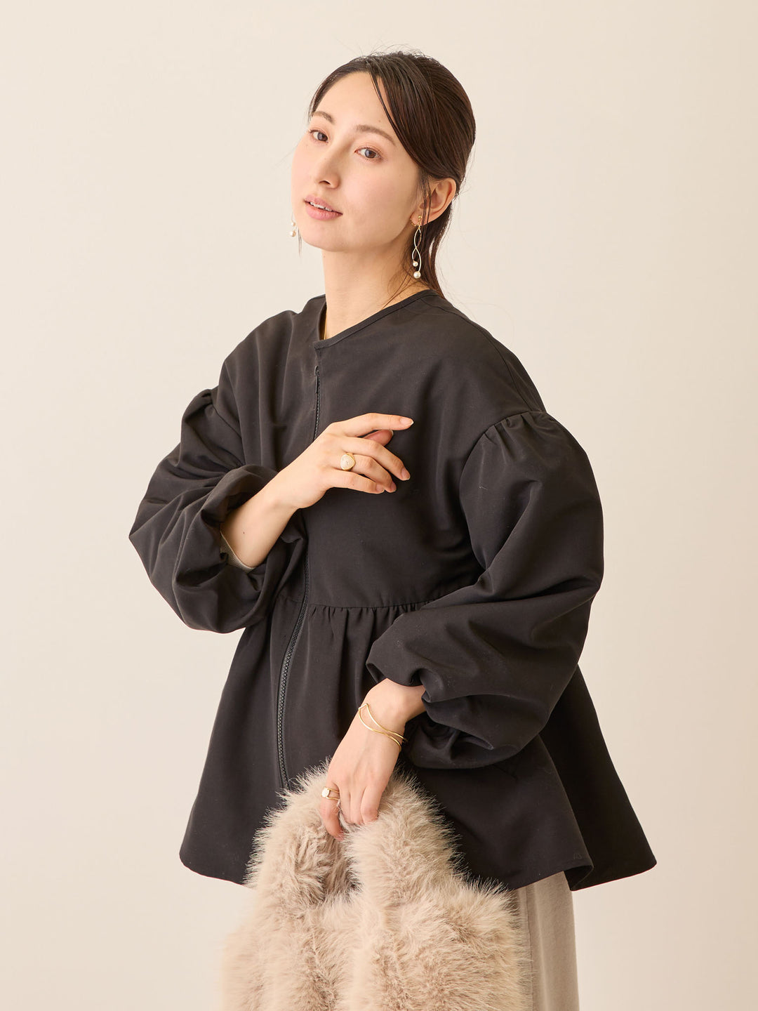 フード付きペプラムライトアウター Black