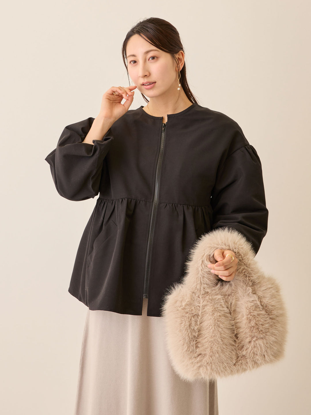 フード付きペプラムライトアウター Black