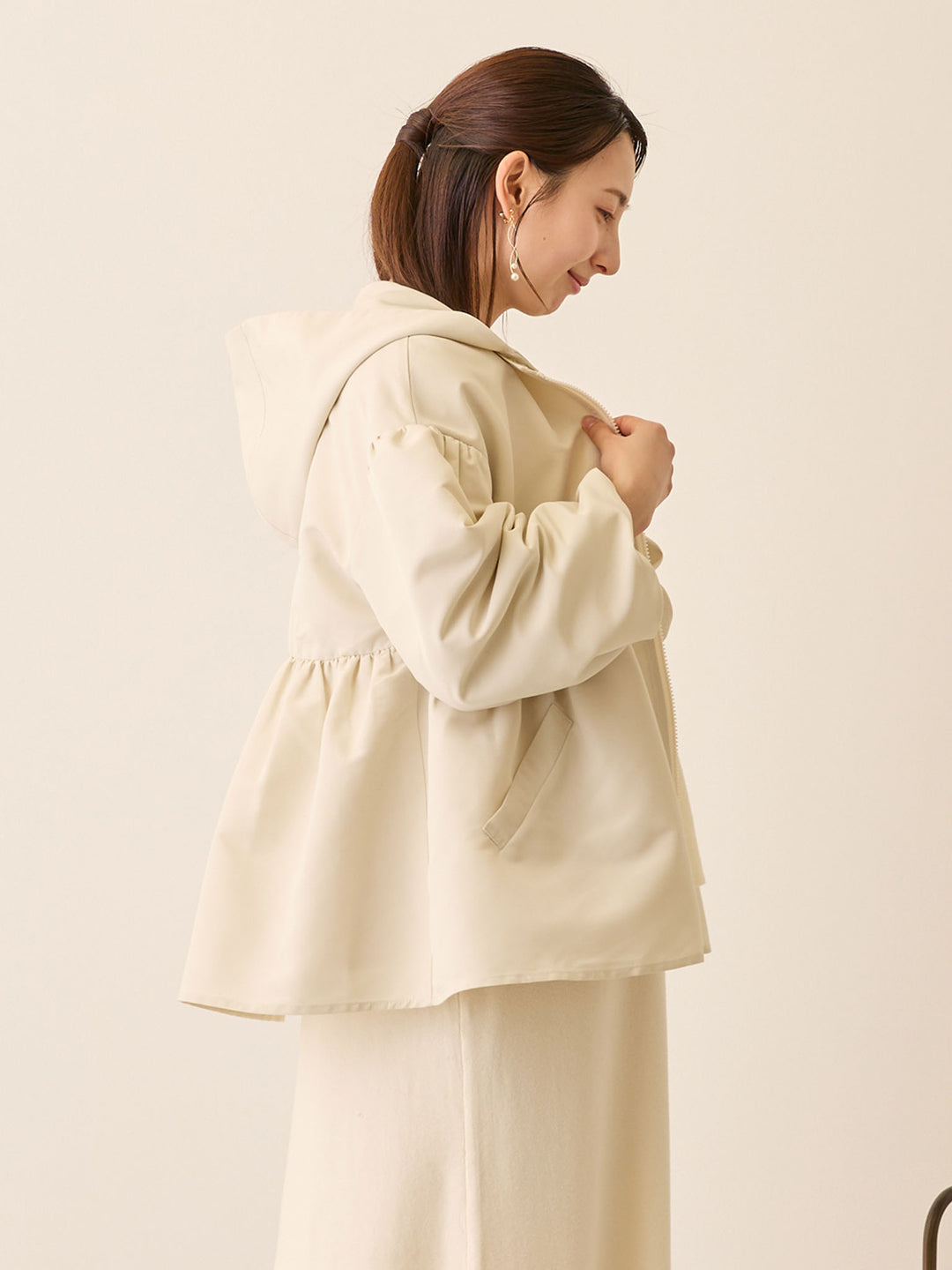 フード付きペプラムライトアウター Ivory