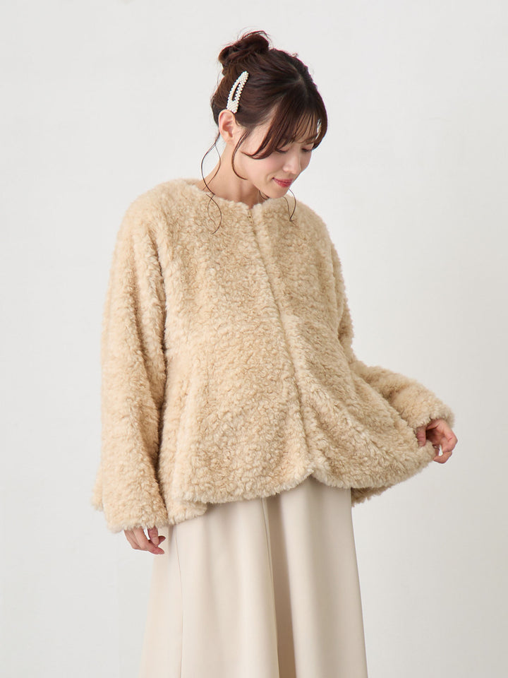 ダッカー付きフラッフィーアウター Beige