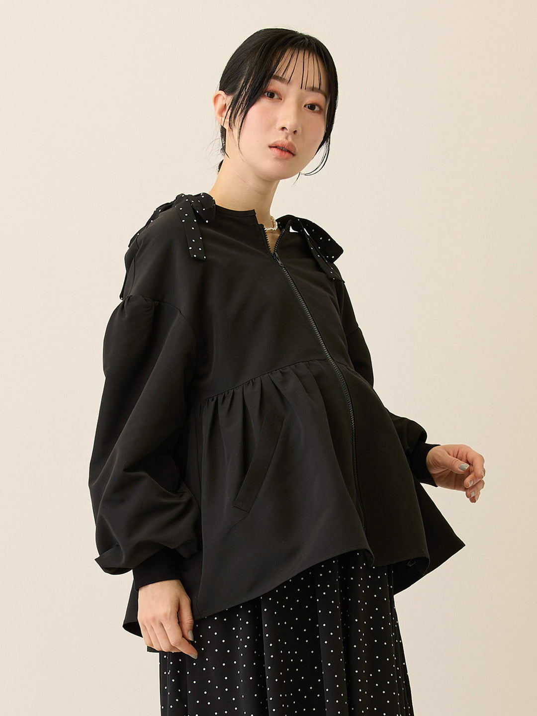 フード付きペプラムライトアウター Black