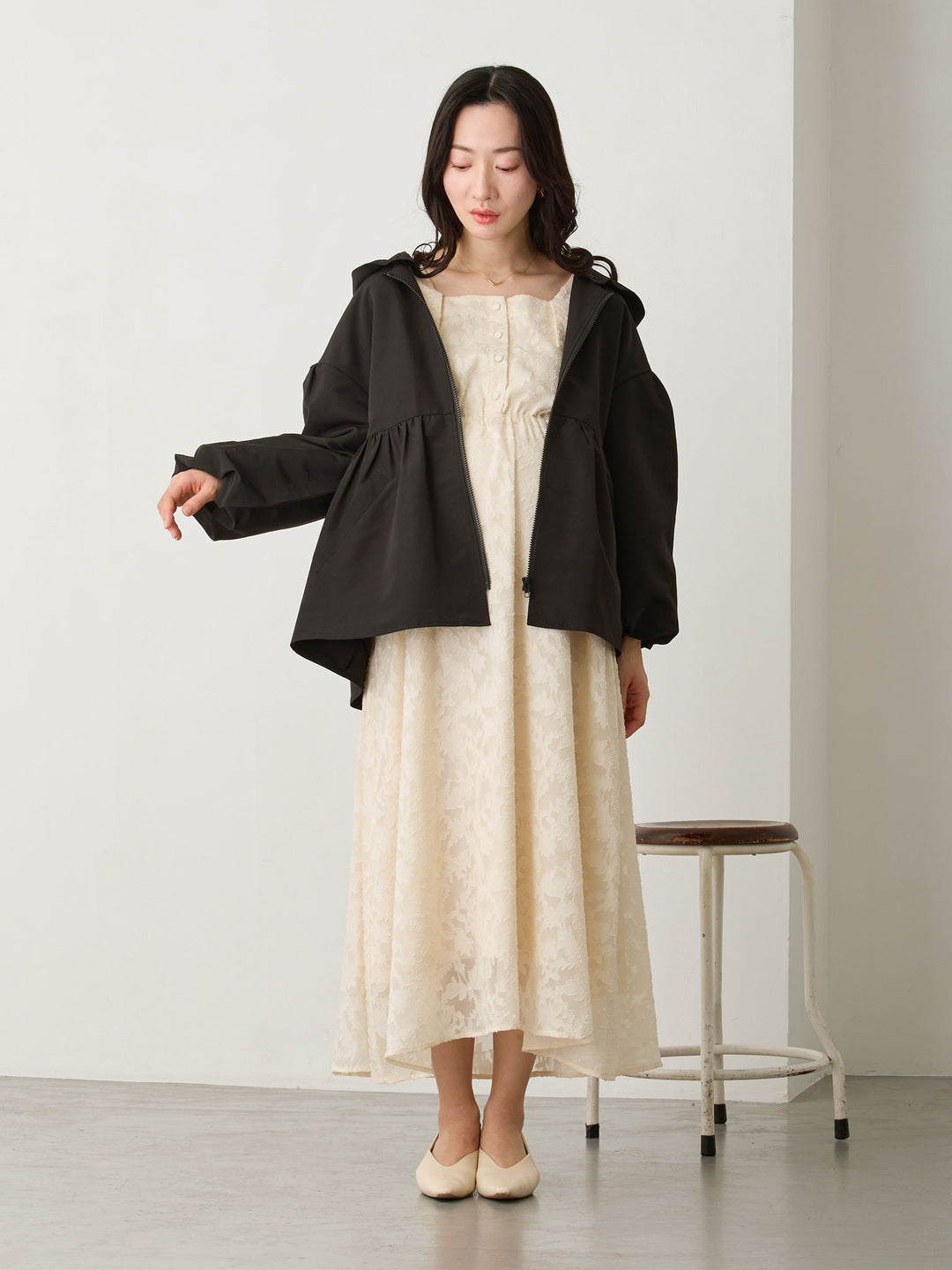 フード付きペプラムライトアウター Black