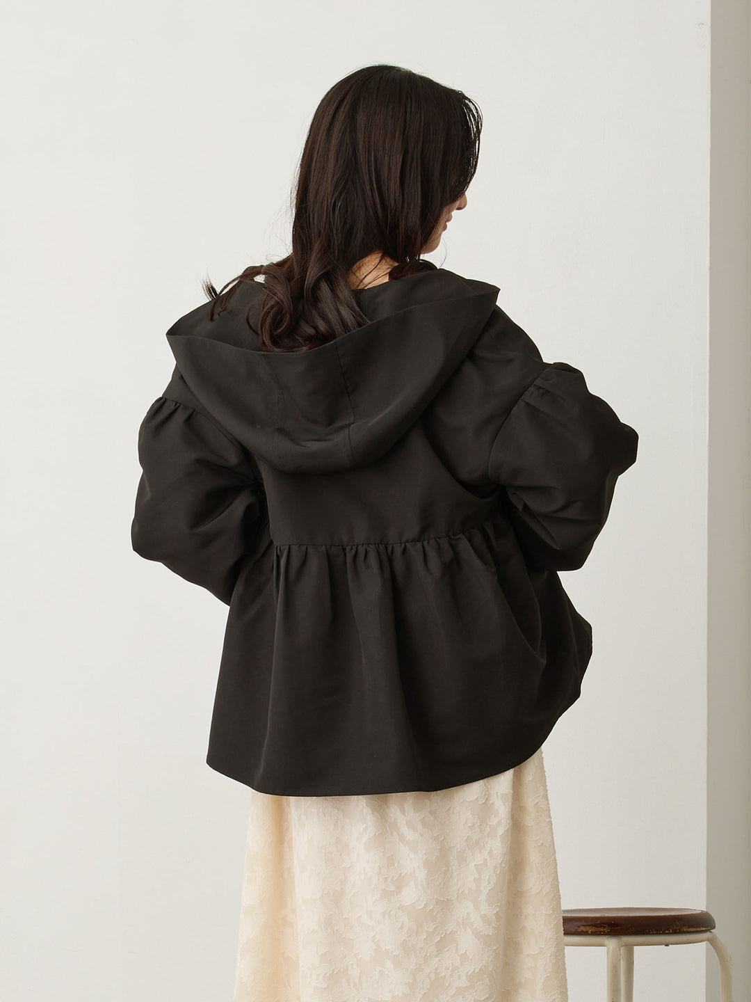 フード付きペプラムライトアウター Black