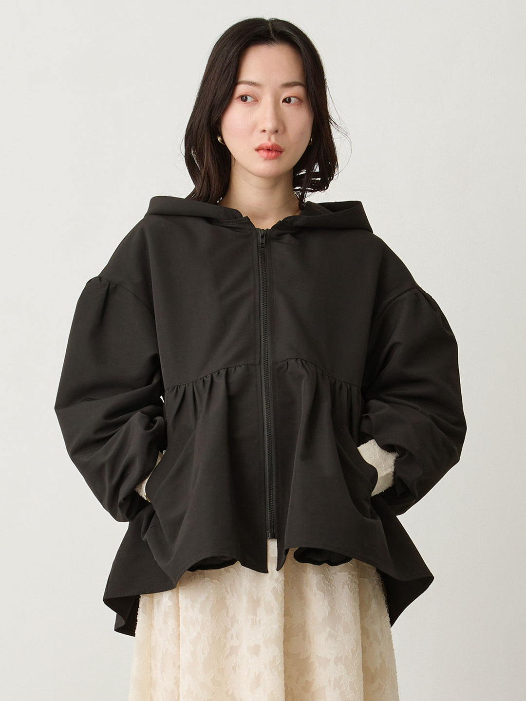 フード付きペプラムライトアウター Black