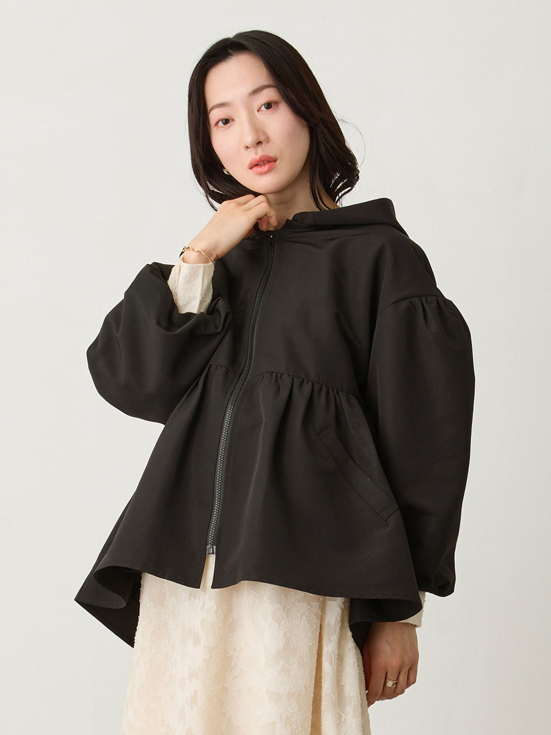 フード付きペプラムライトアウター Black