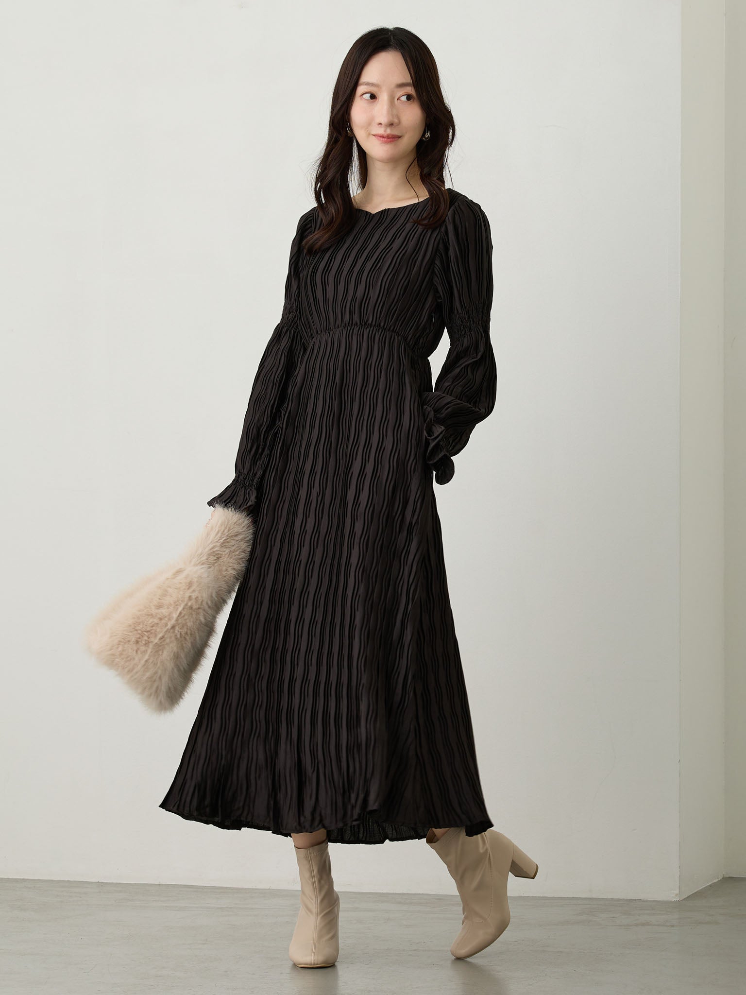 Heart Neck Pleated Dress Black