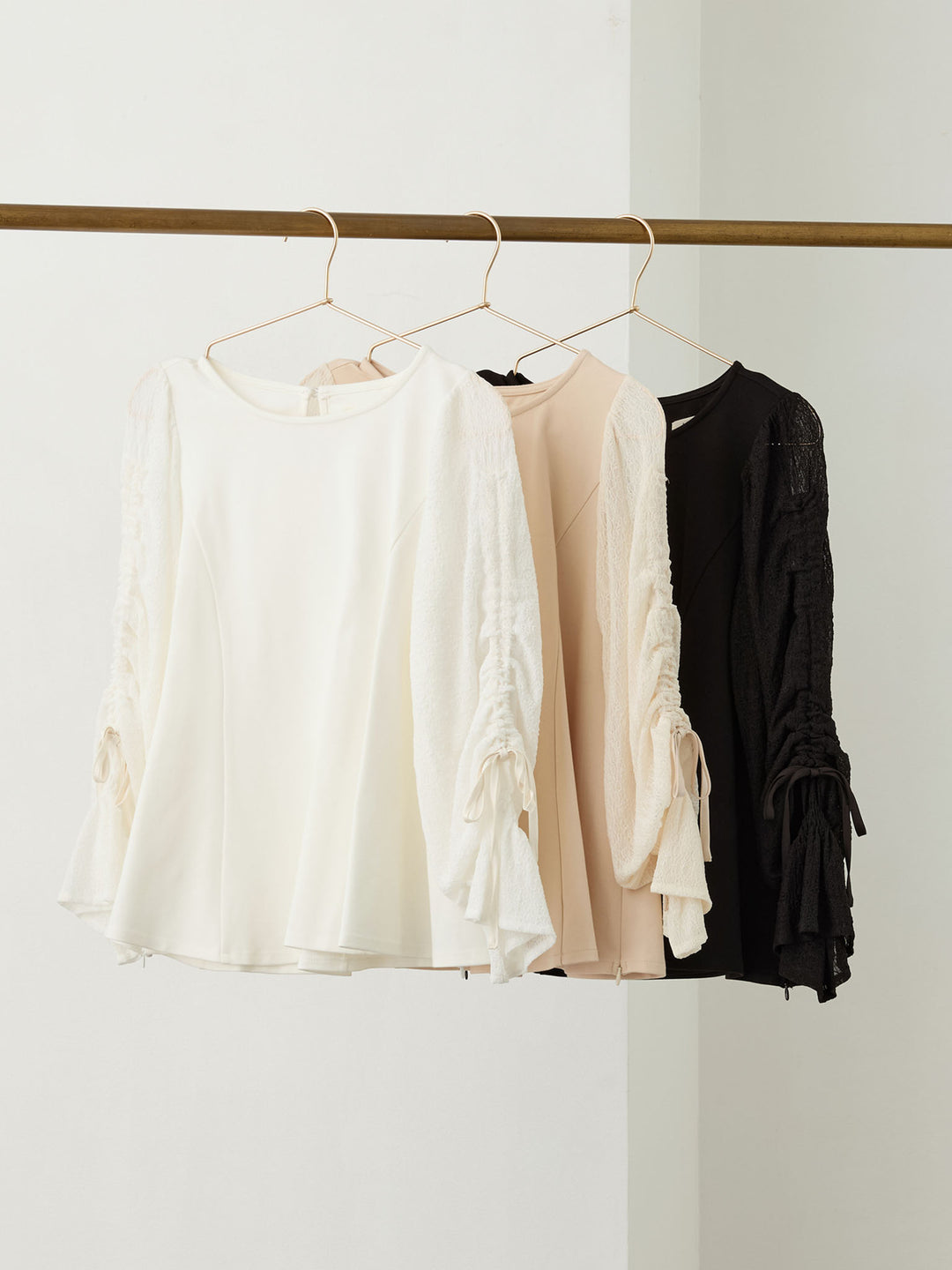 シャーリング袖レーストップス Beige