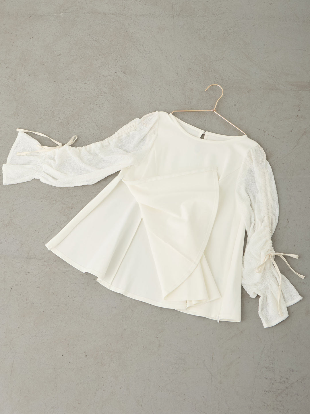 シャーリング袖レーストップス White