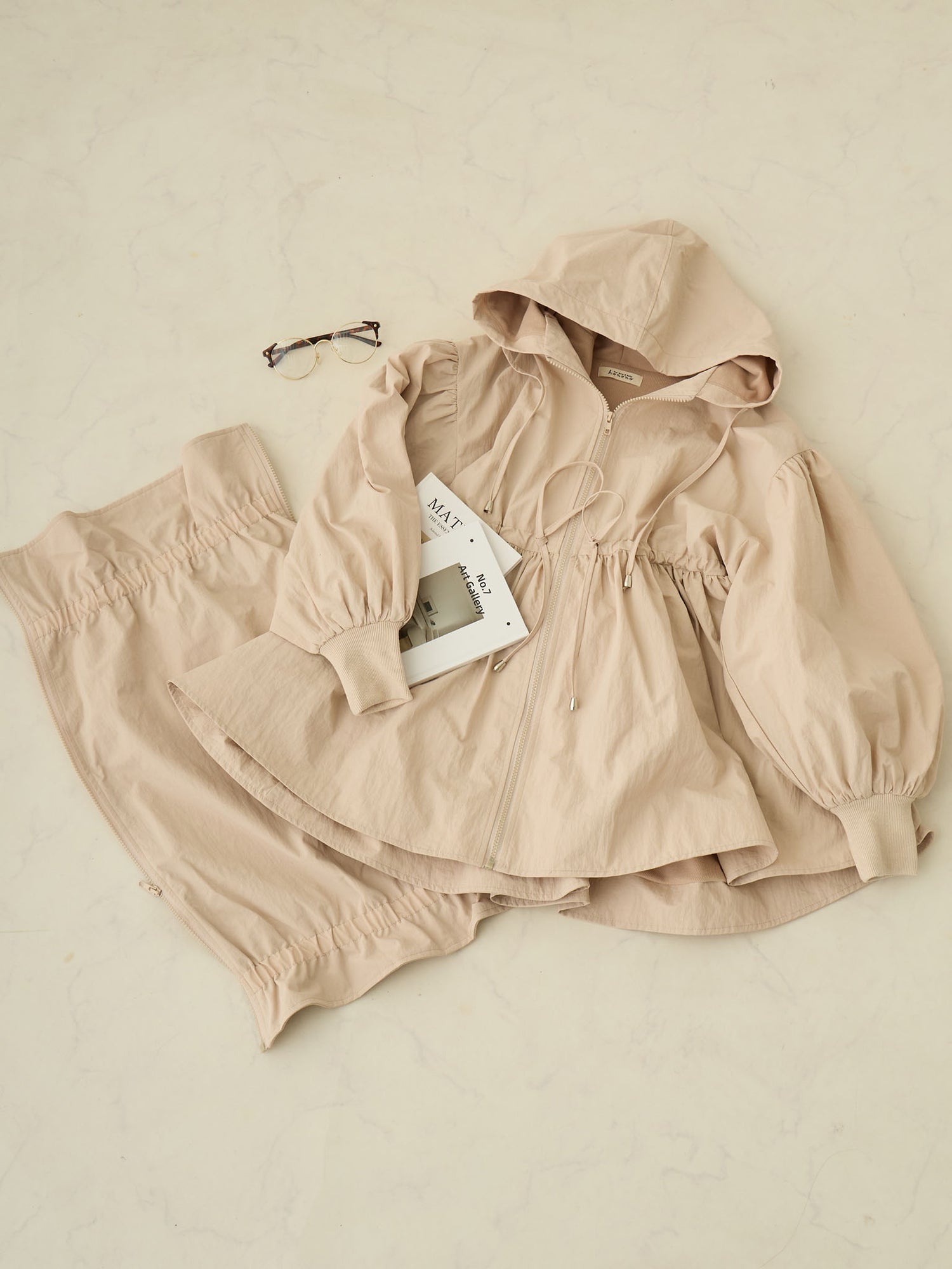 [孕妇/哺乳服装] 荷叶边轻薄外套，防水处理和鸭舌樱花粉