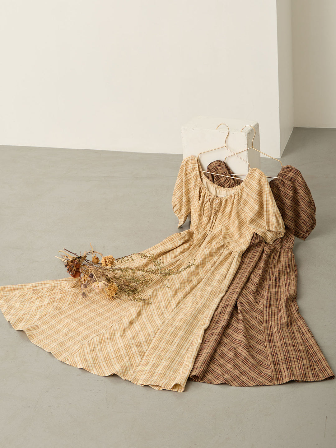 米色泡泡袖格纹连衣裙