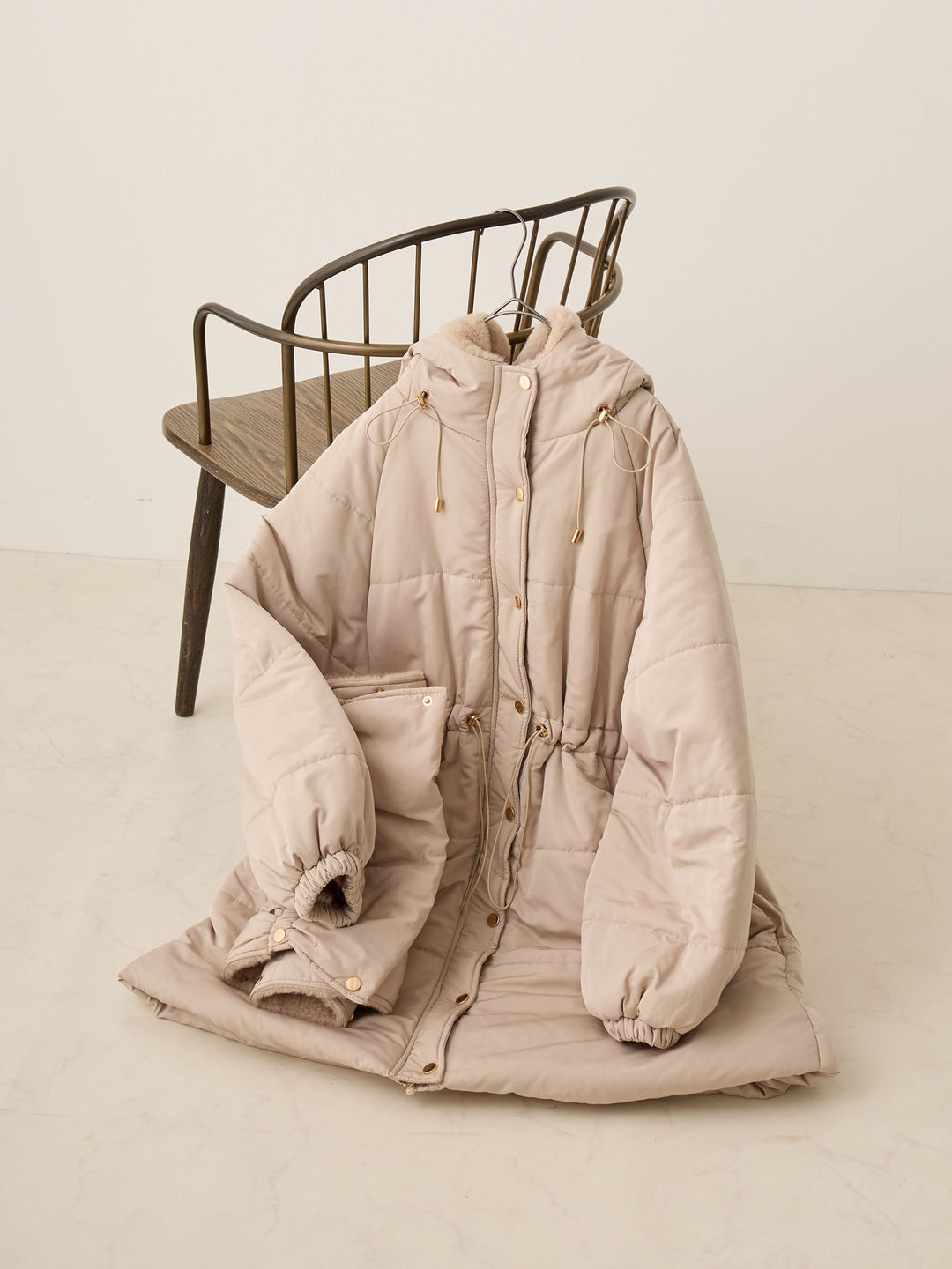 带鸭绒灰的衬垫外套