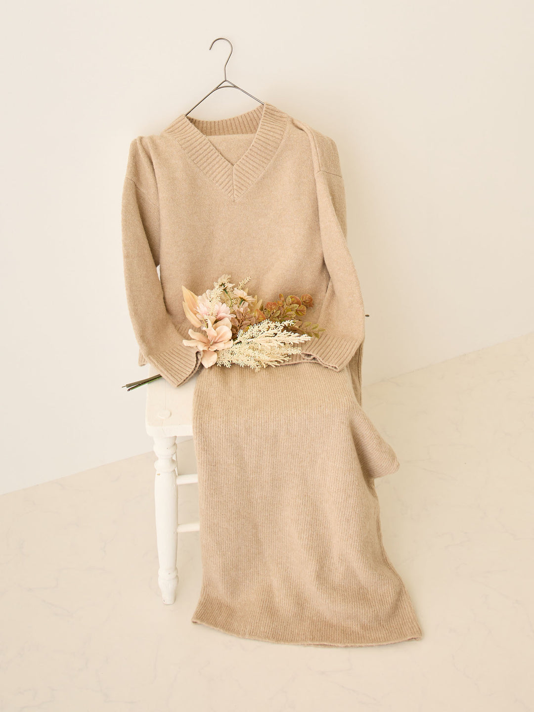 Vネックゆるニットトップス Beige