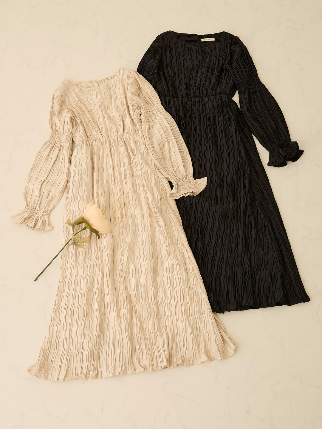 ハートネックプリーツワンピース Black