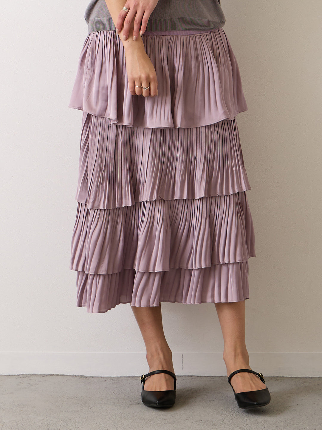 [Maternity clothes] Shiny pleated skirt with a cute luster and volume Purple
