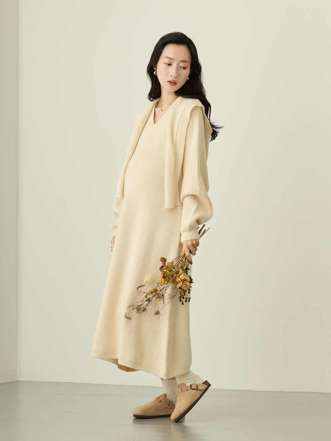 象牙色连帽针织连衣裙