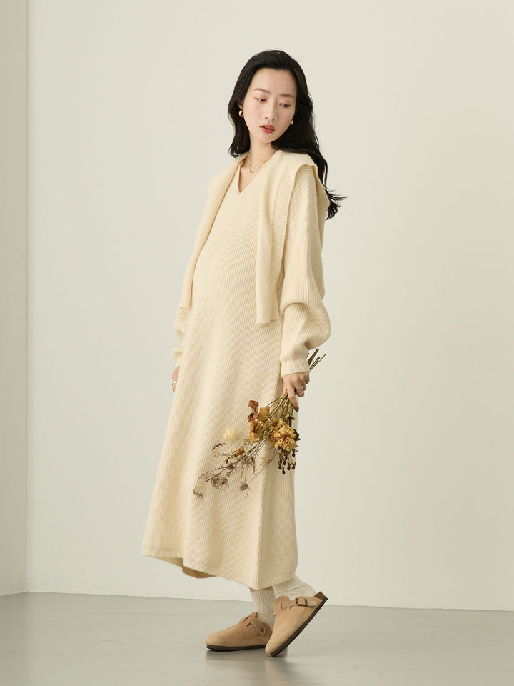 象牙色连帽针织连衣裙