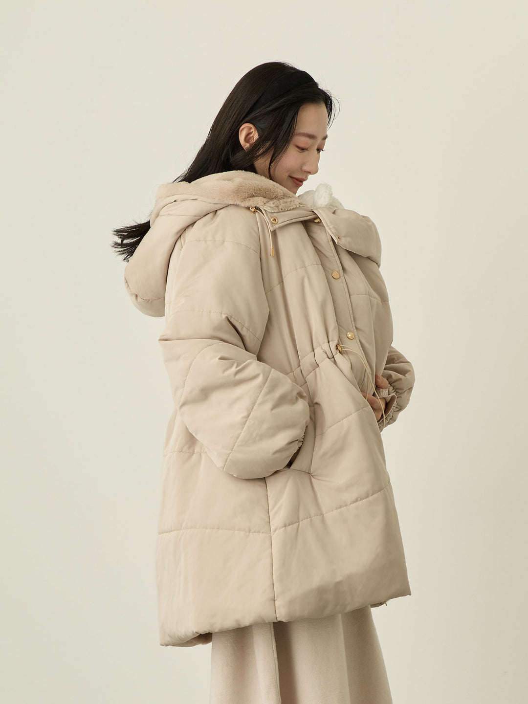 带鸭绒灰的衬垫外套