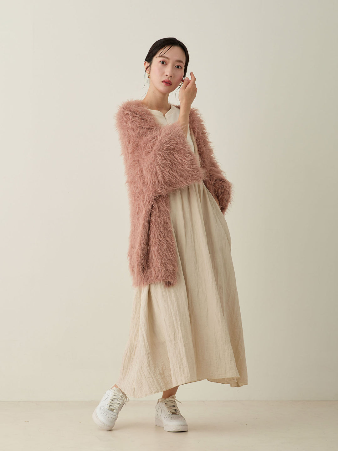 蓬松的淡粉色开衫