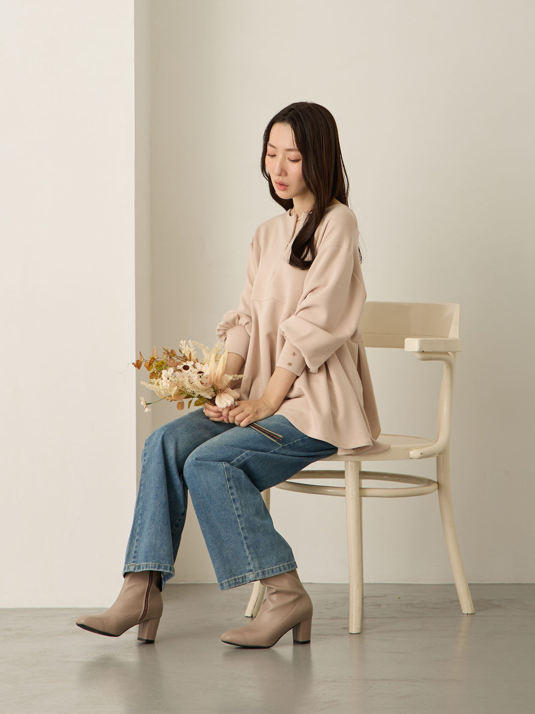 粉米色荷叶边上衣