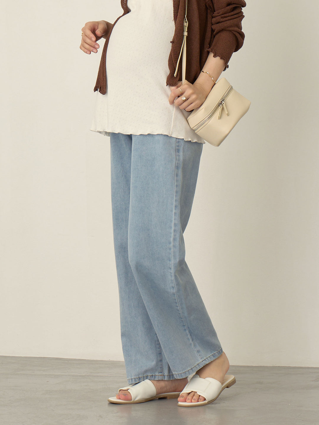 浅蓝色薄款牛仔长裤