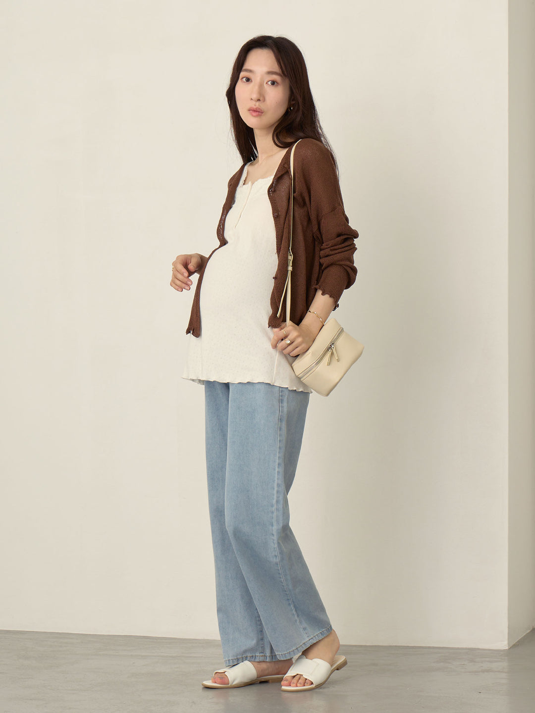 浅蓝色薄款牛仔长裤