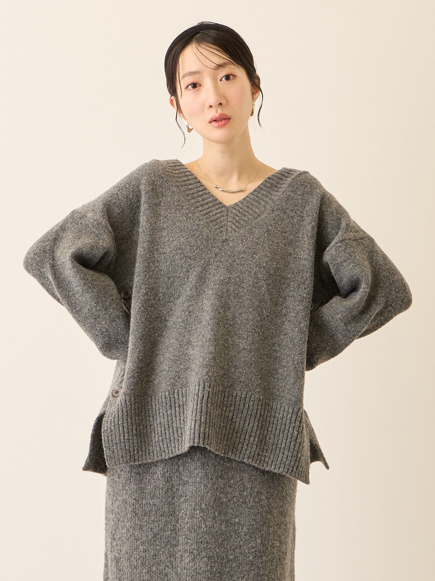 Vネックゆるニットトップス Gray