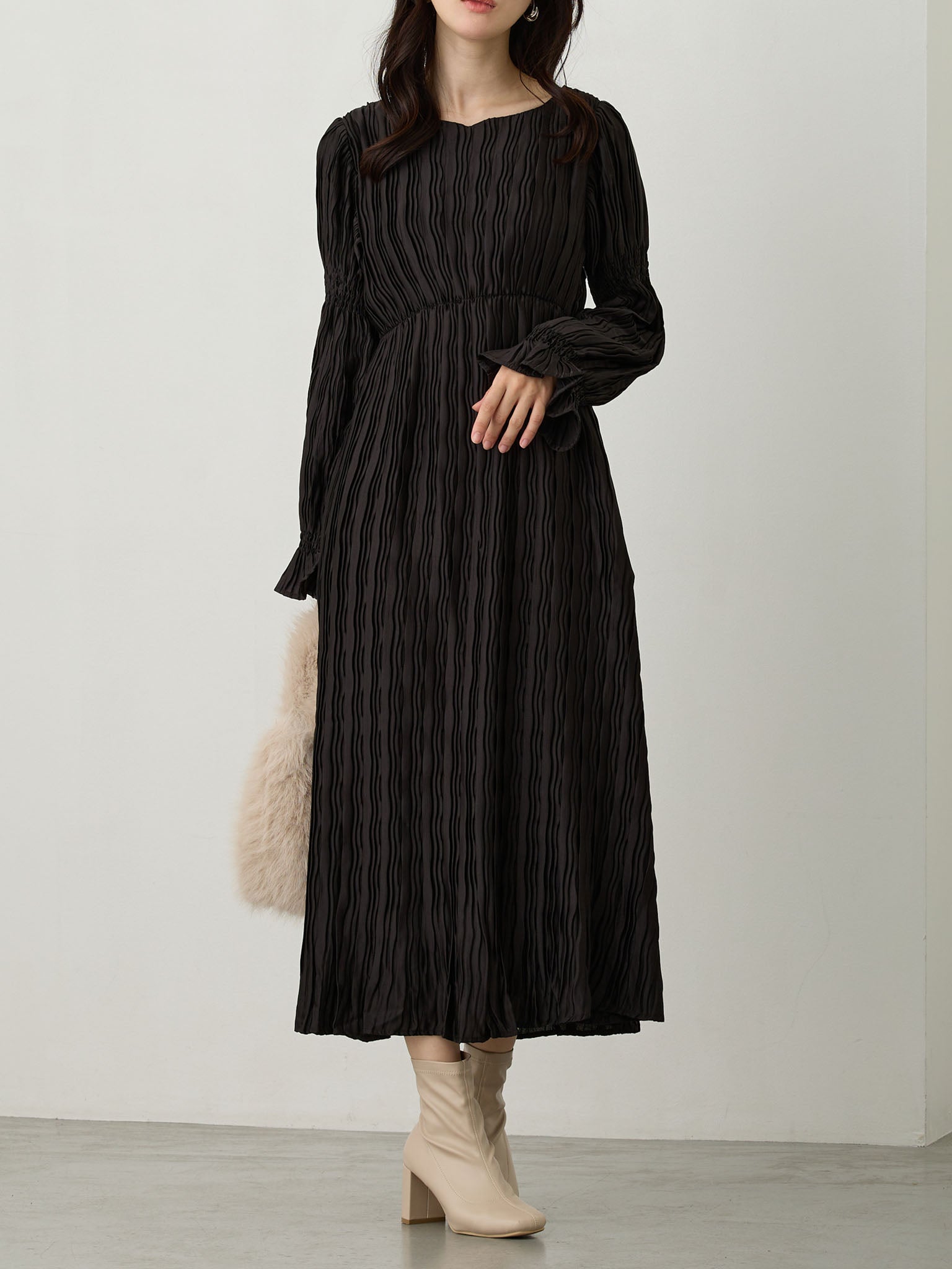 Heart Neck Pleated Dress Black